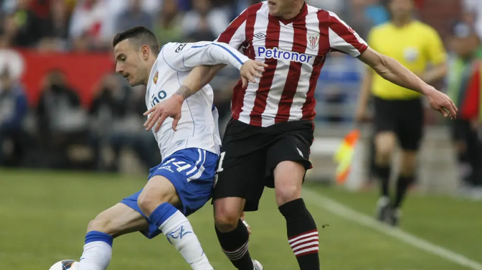 El jugador del R. Zaragoza José Manuel Fernández controla el balón