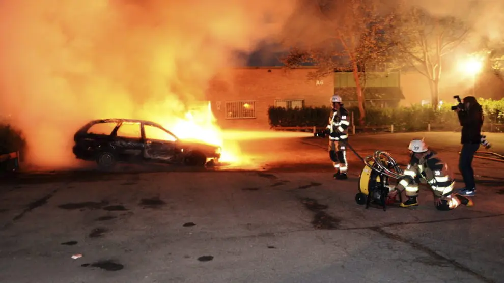 En los disturbios han ardido coches y mobiliario urbano ha sido destrozado