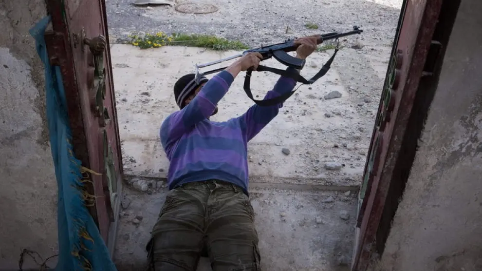 Un miembro del Ejército Libre Sirio disparando en Menag