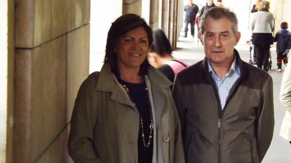 A la izquierda, Toñi Garcés, una de las promotoras, junto a Mariano Gavin, presidente de la nueva asociación para enfermos neurológicos de Huesca