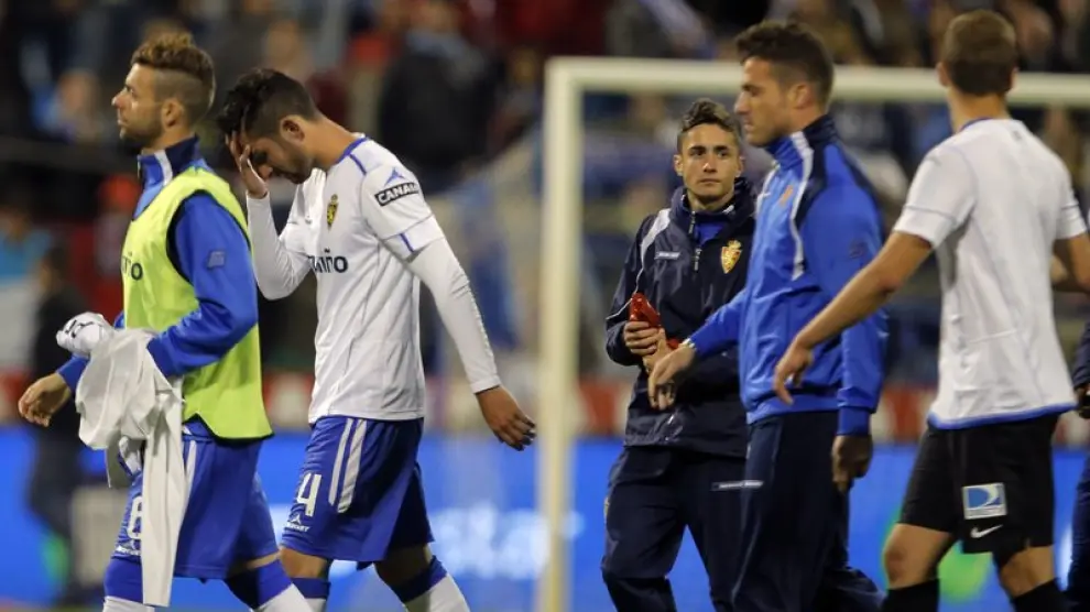 Desolación de los jugadores del Real Zaragoza después de consumarse el descenso
