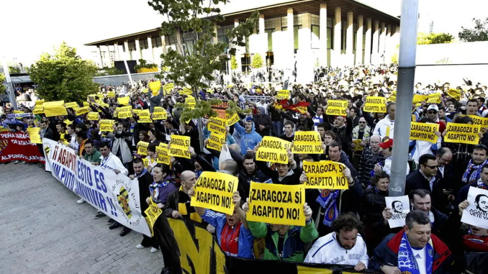 Protesta contra Agapito a las puertas de la Romareda