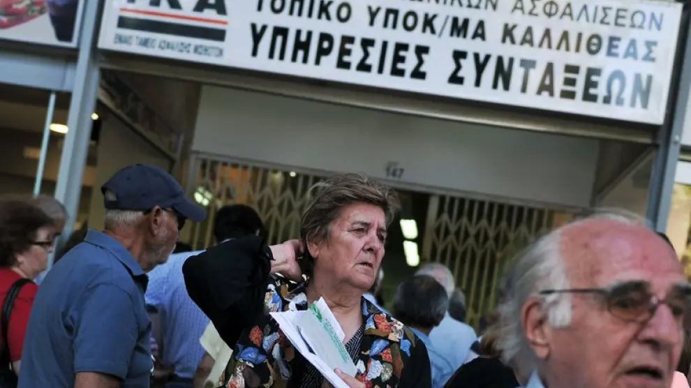 Varios jubilados griegos en Atenas