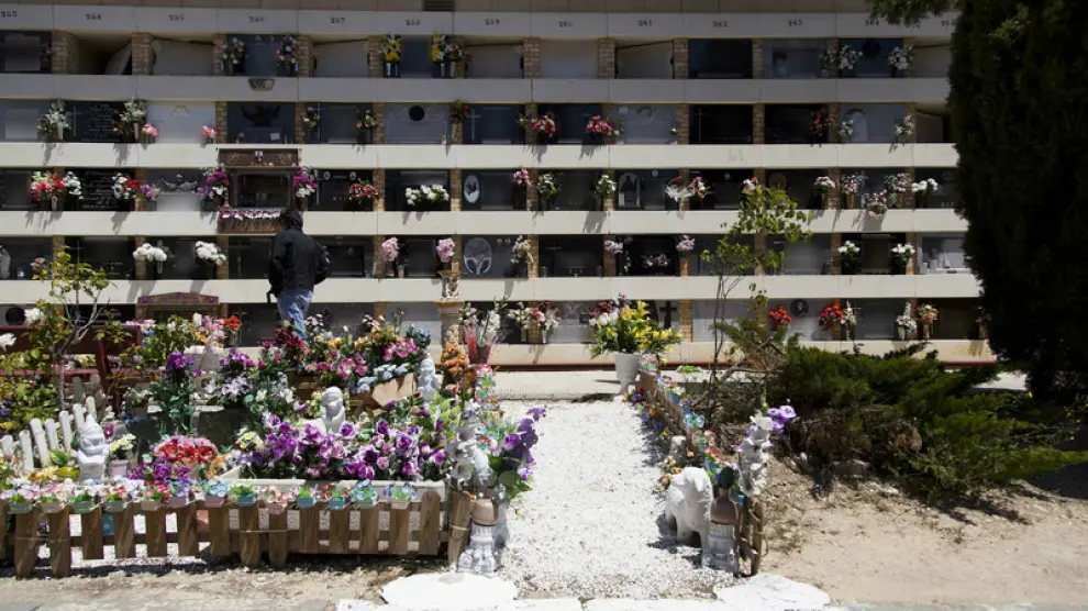 Un pequeño jardín levantado delante de una tumba gitana en el cementerio de Torrero