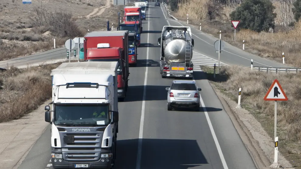 Varios camiones circulan por la N-232