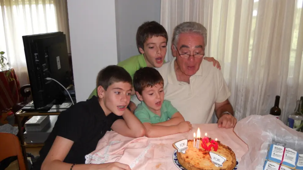 Paco Pons acompañado por sus nietos