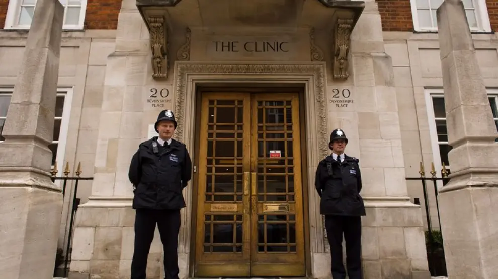 La Policía vigila la entrada al hospital donde se encuentra el duque