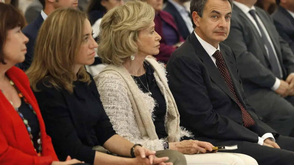 Zapatero junto a María Teresa Fernández de la Vega y Carme Chacón