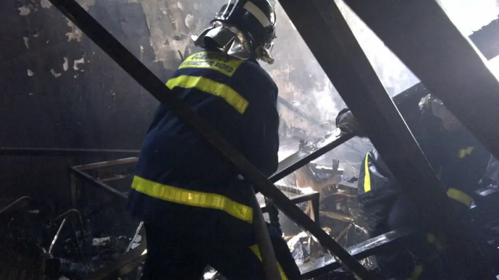 Dotaciones de bomberos extinguen el incendio del Teatro Alcázar