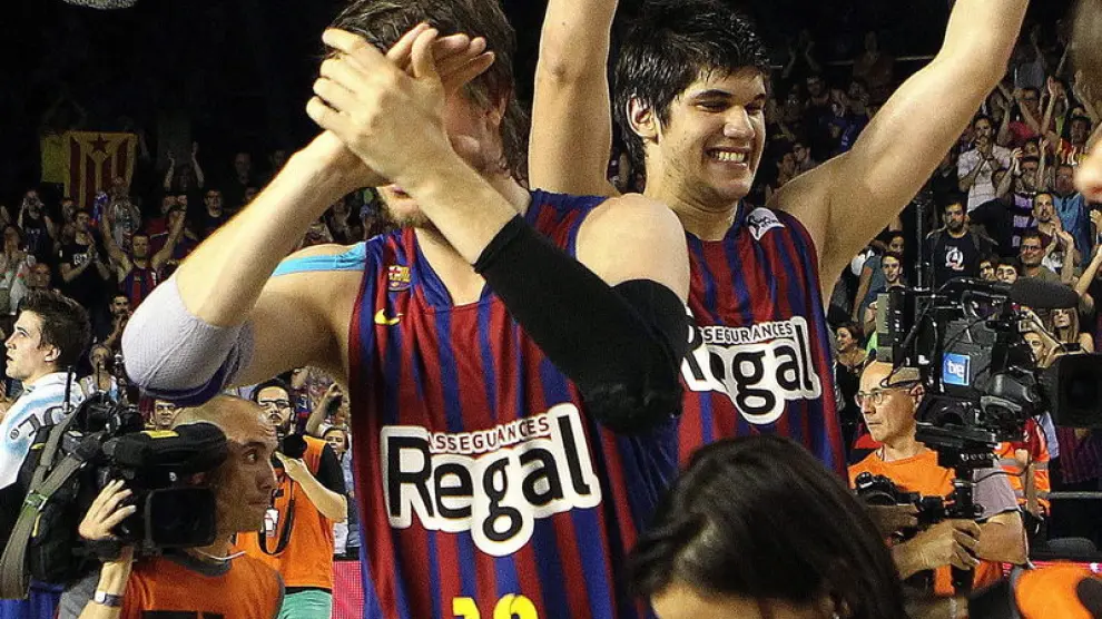Jugadores del Barça Regal muestran su alegría tras la victoria ante el Madrid