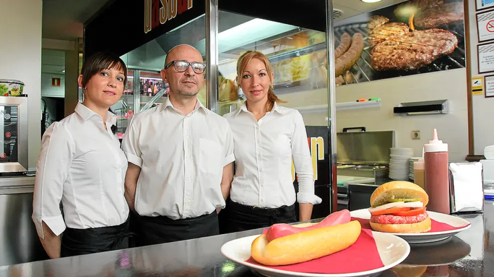 Janina Galati, Fernando Frade y Luminita Bozieru atienden a los clientes en el Dasbur