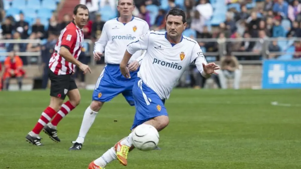 Isidro Villanova, en segundo plano, en un partido de Aspanoa con el Real Zaragoza