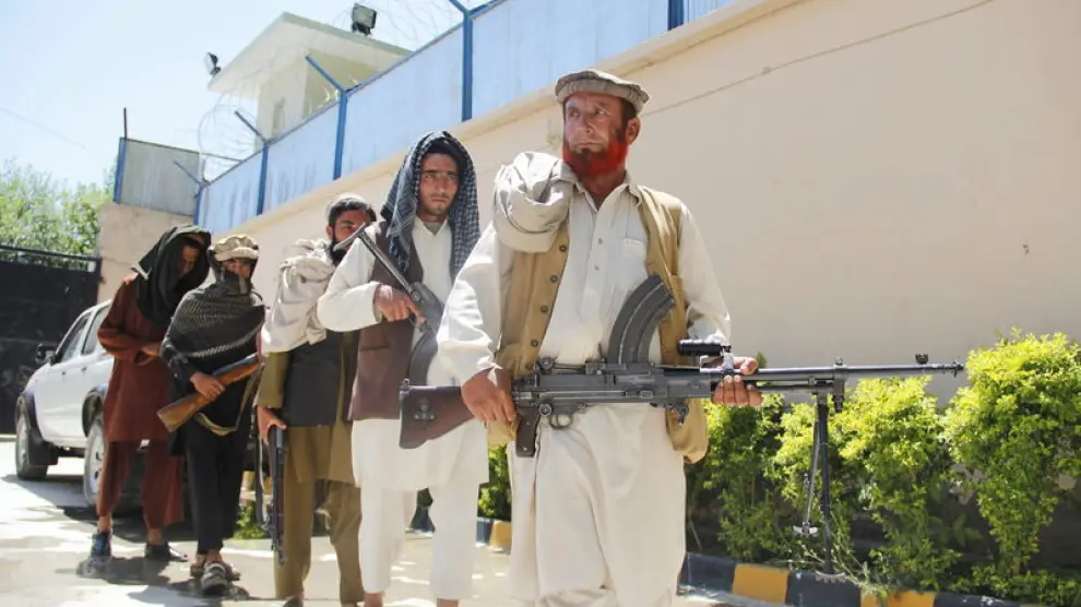 Antiguos militantes talibanes entregan sus armas en Jalalabad