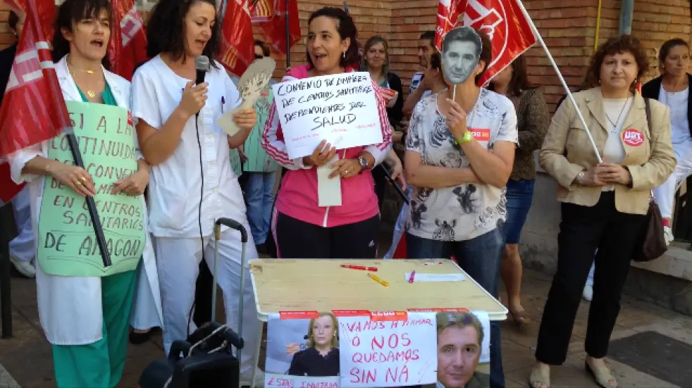 Las trabajadoras de la limpieza simulan la firma del convenio en Teruel
