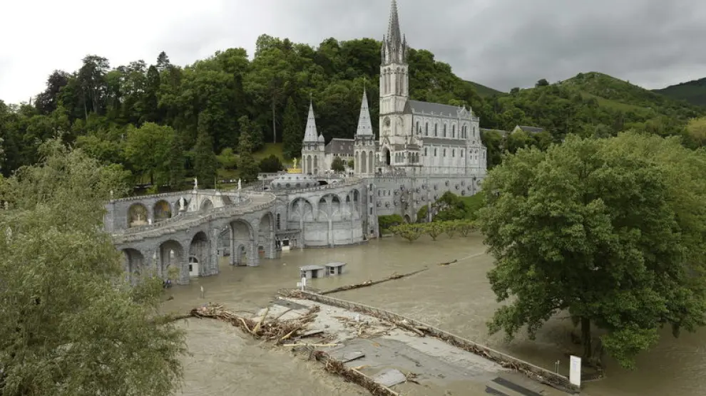 El santuario mariano de Lourdes en Francia inundado