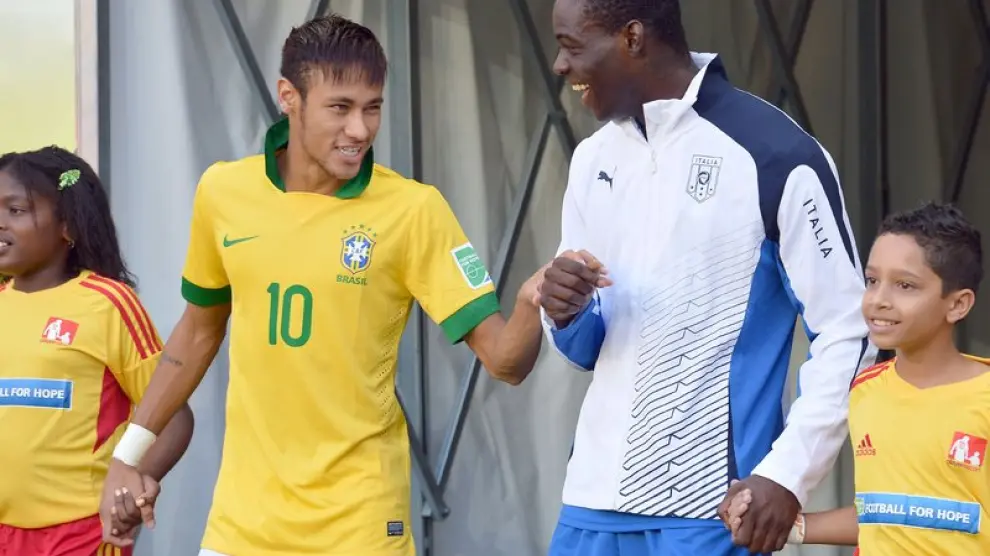Neymar saluda a Balotelli antes del partido