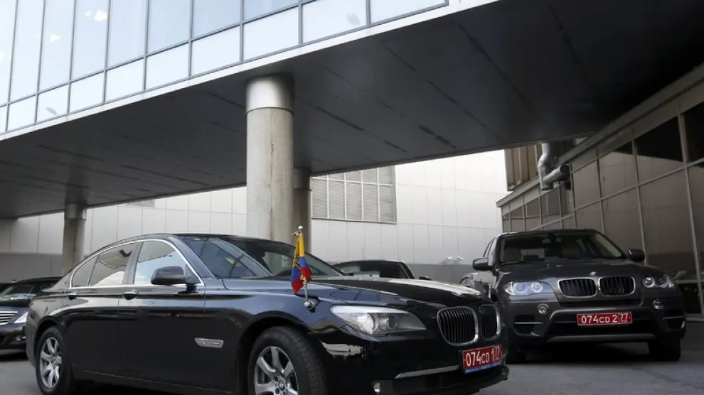 Dos coches de la embajada de Ecuador aparcados en el aeropuerto de Moscú, donde hoy ha llegado Snowden