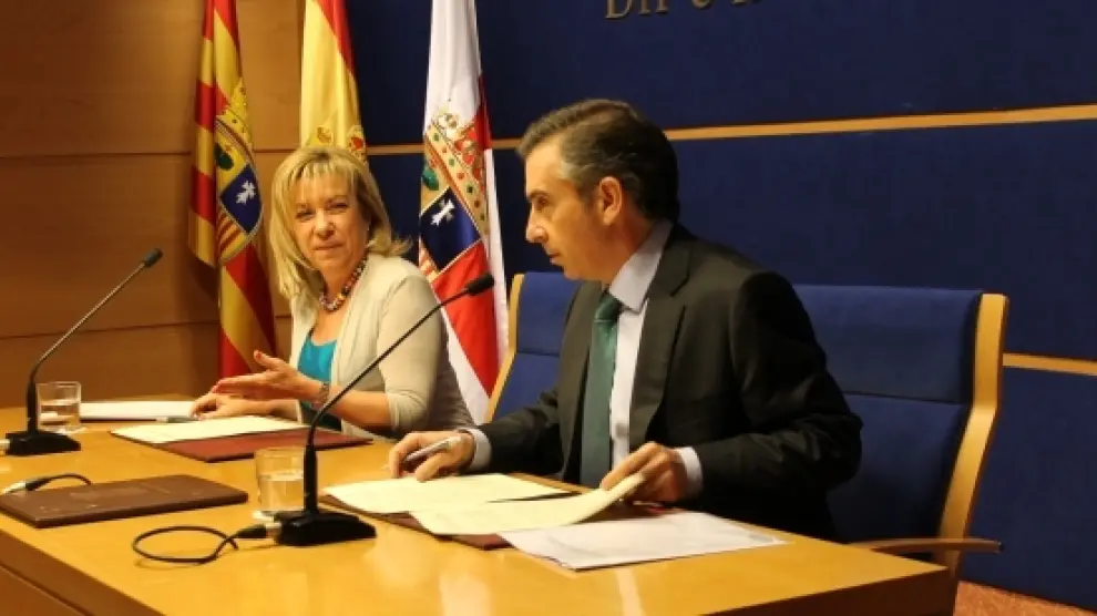 Firma del convenio entre Serrat y Beamonte