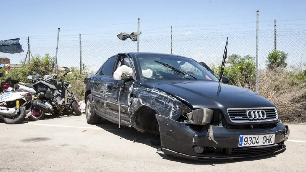 Un coche destrozado tras una carrera ilegal en Zaragoza
