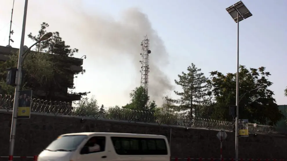 Una columna de humo sale del lugar en donde militantes talibanes se enfrentan a agentes de seguridad afganos
