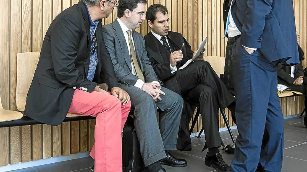 Joao Barroqueiro (en el centro), dueño de TBZ, dialoga con su abogado antes del juicio.