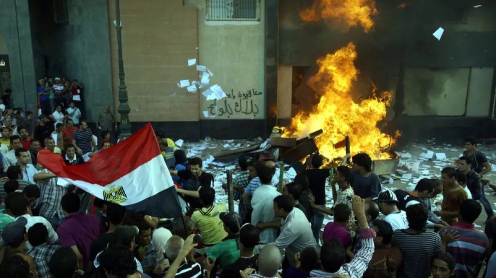 Opositores a Mursi incendia una oficina del partido gobernante