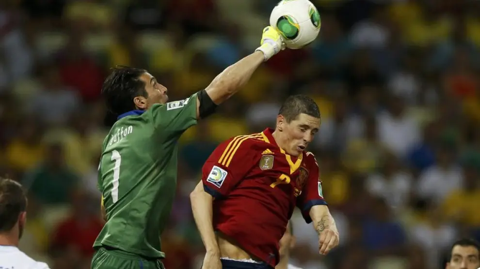 El portero italiano salva un balón ante Fernando Torres
