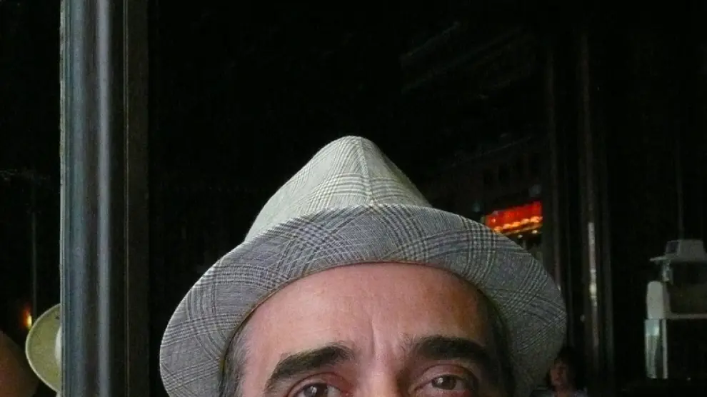 Paco Cuenca, con sus característicos sombreros, en el Gran Café Zaragoza.