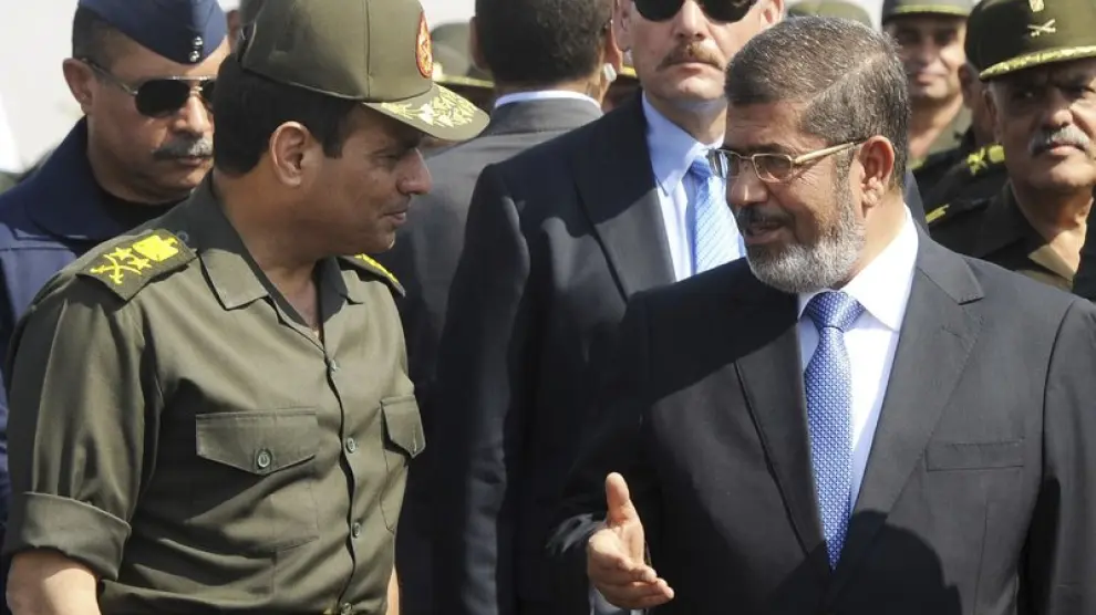 Al Sisi junto a Mursi, el pasado octubre.