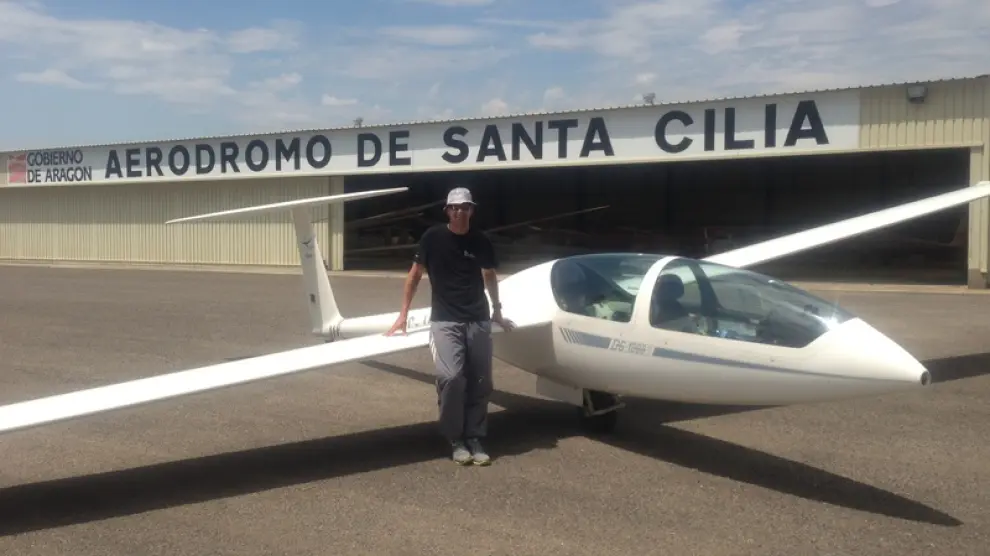 Preparando un vuelo en el aeródromo de Santa Cilia de Jaca