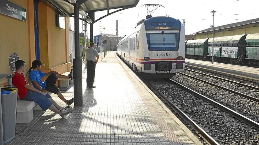 Un tren Lérida Zaragoza, en la estación de monzón
