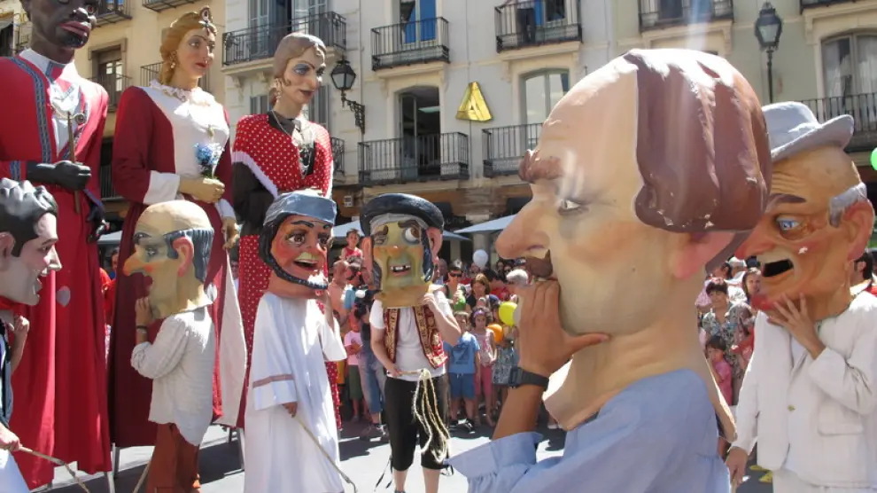 Los gigantes y cabezudos de Teruel en la plaza del Torico.