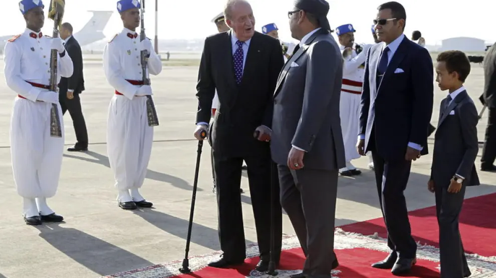 El Rey Juan Carlos y Mohamed VI en el aeropuerto de Rabat