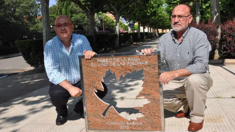 José Luis Campos y José Luis Mainar posan con la primera hoja de viña del Paseo