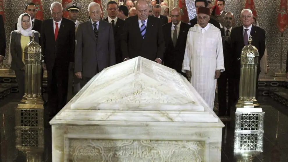 El Rey en la visita al mausoleo de Mohamed V