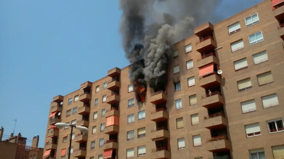 Las llamas se podían ver desde el exterior del edificio.