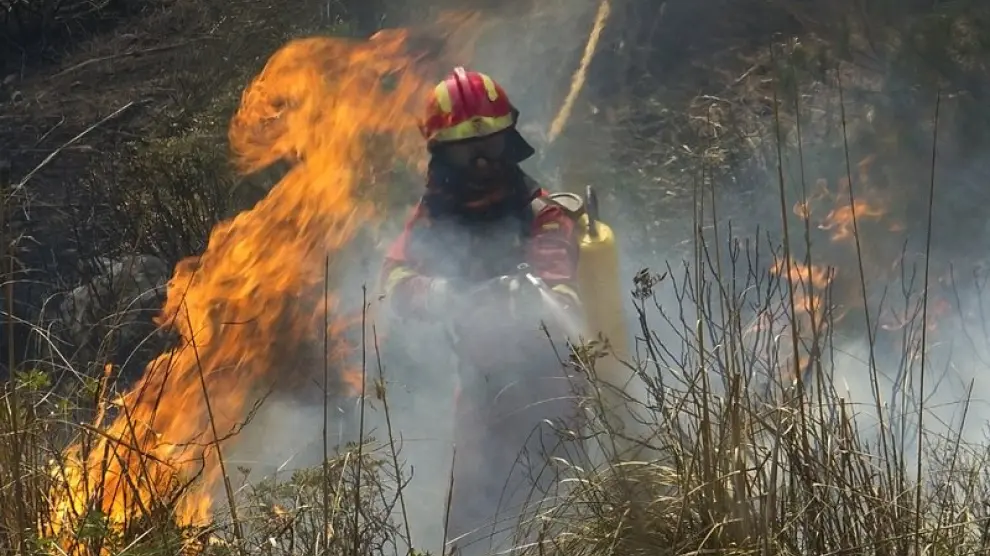 Un miembro de la UME trabajando en la extinción del incendio en Mallorca