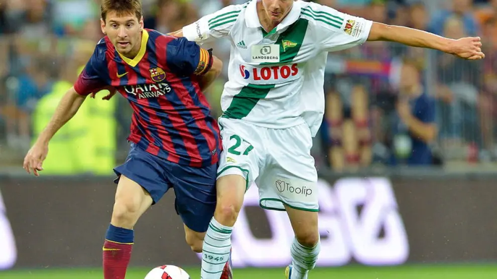 Messi disputa el balón con Pawel Dawidowicz