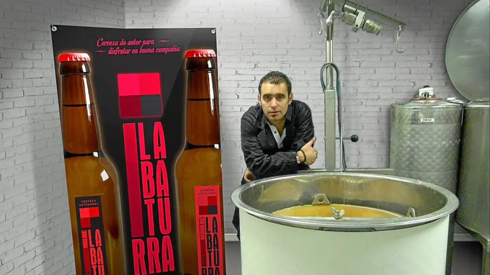 El zaragozano Andrés Martínez, en las instalaciones donde elabora la cerveza artesana La Baturra