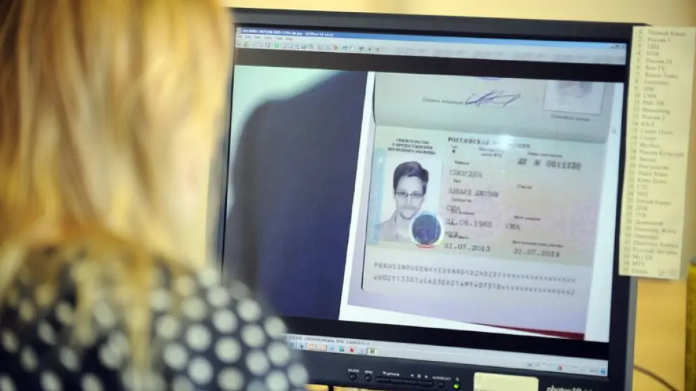 Documentación que acredita la condición de refugiado a Snowden