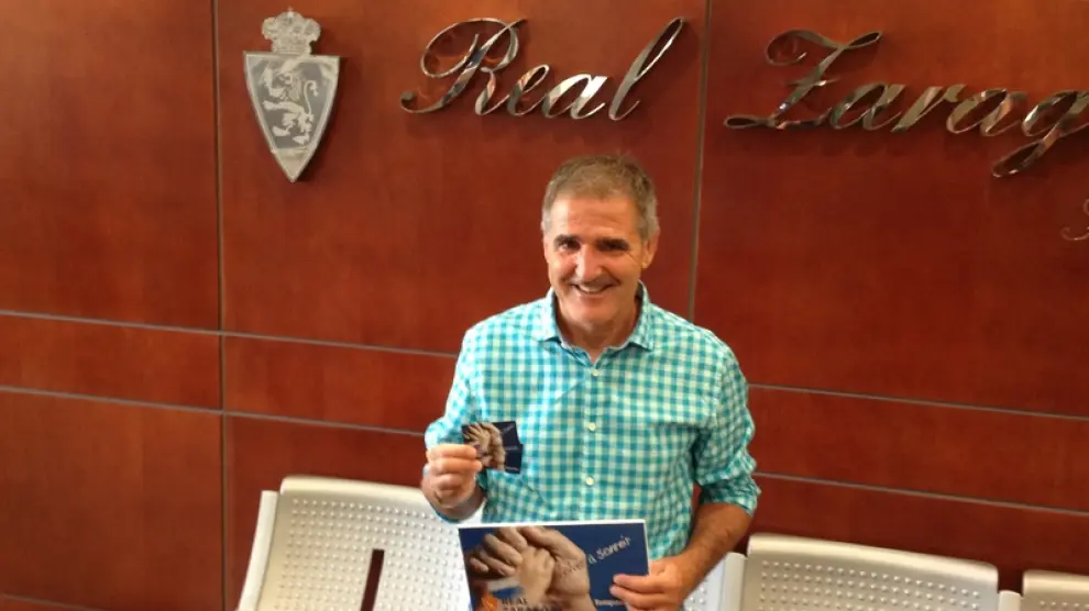 Paco Herrera, con su carné de socio del Real Zaragoza