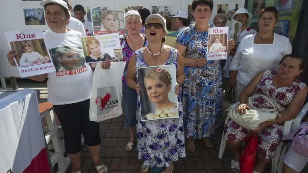 Varias manifestantes llevan pancartas con la foto de Timoshenko.