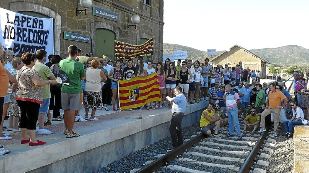 Algunos de los concentrados esperaron la llegada del tren en la vía para obligarlo a parar.