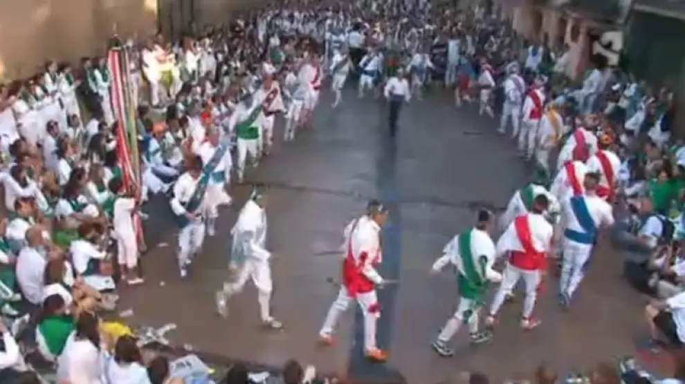Los Danzantes, en el día grande de las fiestas de Huesca