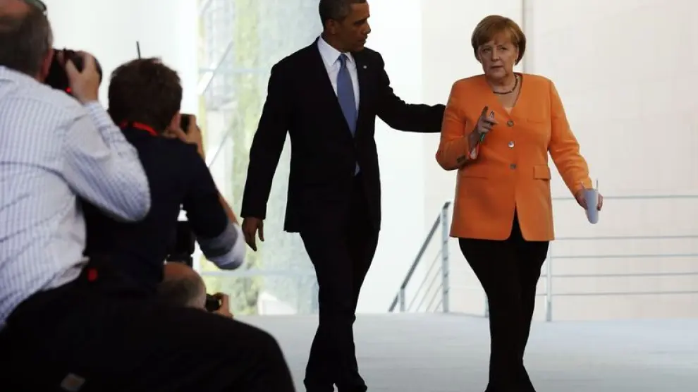 Merkel, con el traje comentado por Lagerfeld