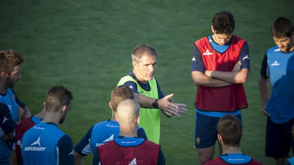 Herrera junto a los jugadores durante el entrenamiento