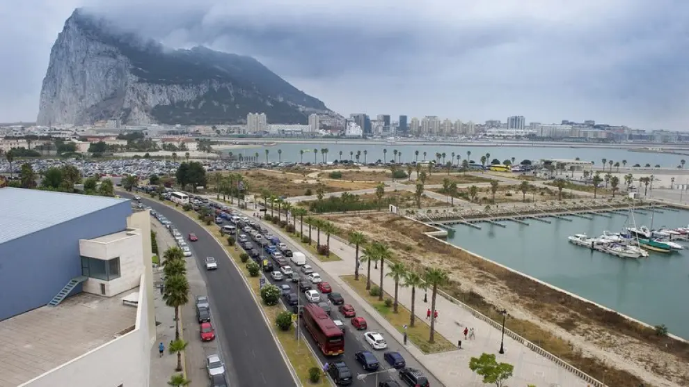 Largas filas de vehículos en el paso fronterizo de Gibraltar