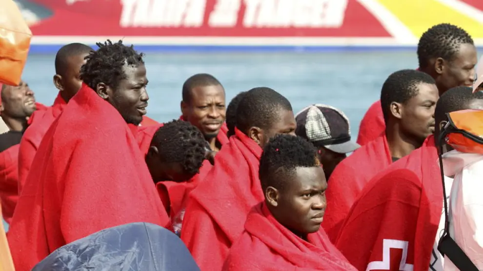 Inmigrantes rescatados en barcas hinchables