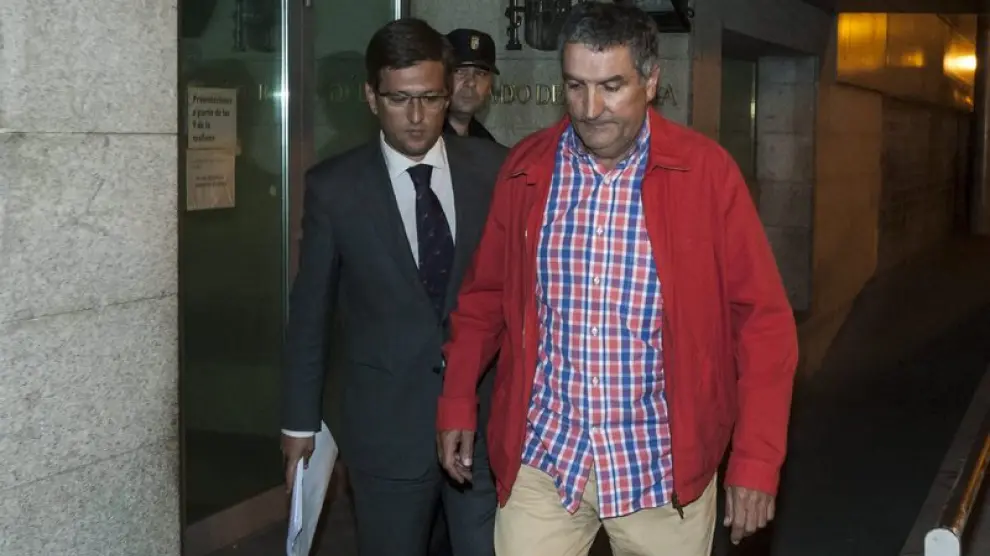 García Becerril a la salida del juzgado junto a su abogado