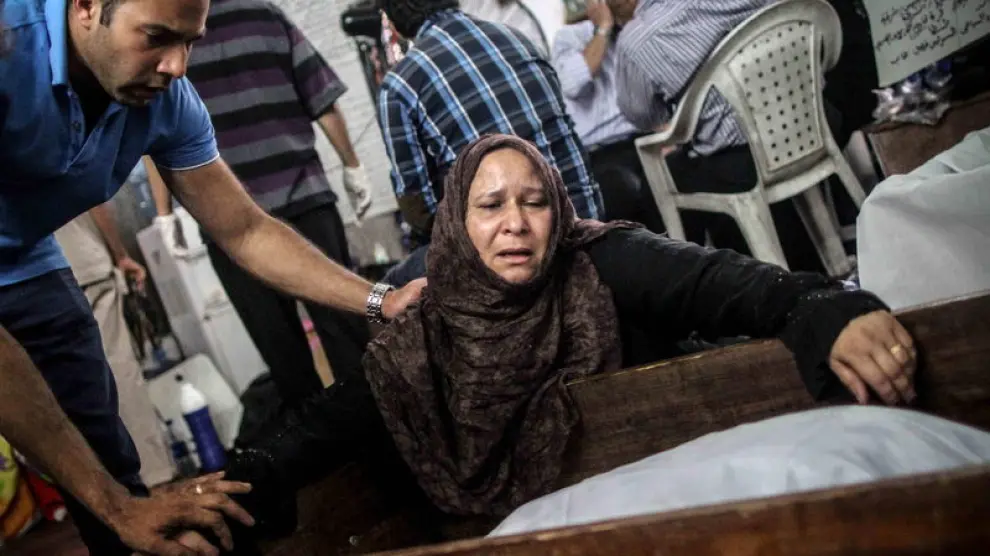 Una mujer llora a un familiar fallecido en las protestas de este jueves.